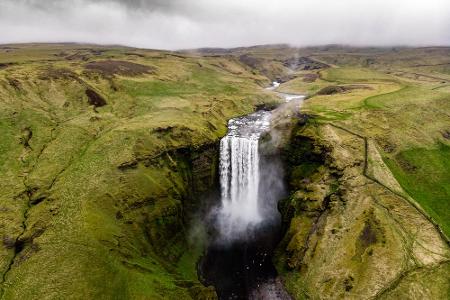 In Island gibt es nicht nur Geysire, sondern auch beeindruckende Wasserfälle. Der Skógafoss hat eine Gesamthöhe von 60 Meter...
