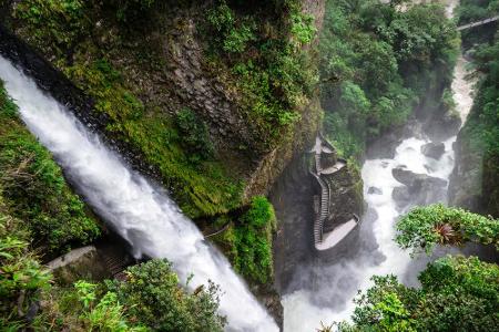 Auch in Ecuador ist zu sehen, welche Gewalt Wasser haben kann. 80 Meter stürzen die Wassermassen des Pailon del Diablo (zu D...