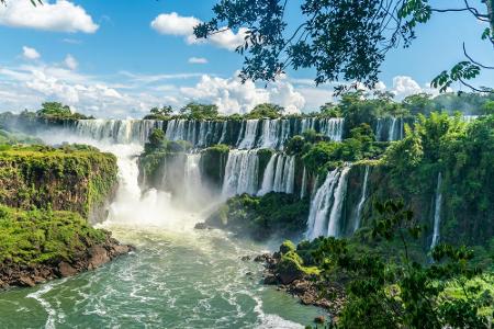 Auch die Iguazu-Wasserfälle an der Grenze zwischen Brasilien und Argentinien sind spektakulär. 275 Wasserfälle gibt es hier ...