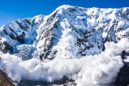 Eine Naturgewalt sind auch Lawinen. Rutscht der Schnee von einem Berghang, kann er, je nach Lawinenart, Geschwindigkeiten vo...