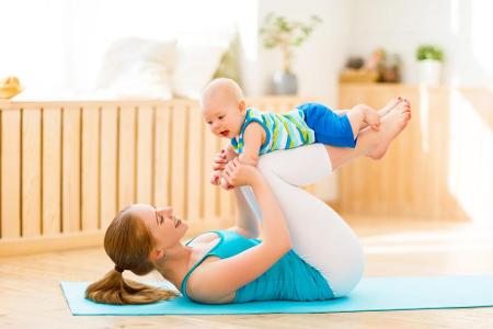 Entspannung für Mutter und Baby ist beim Baby-Yoga angesagt. Ziel ist es, das Einfühlungsvermögen von Eltern zu ihren Kinder...