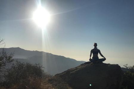 Model Karlie Kloss weiß nicht nur die körperliche Anstrengung zu schätzen, sondern auch die Ruhe der Meditation.