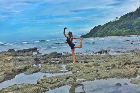Model Gisele Bündchen macht Yoga immer und überall: die Tänzer-Übung auch gerne mal am Strand.