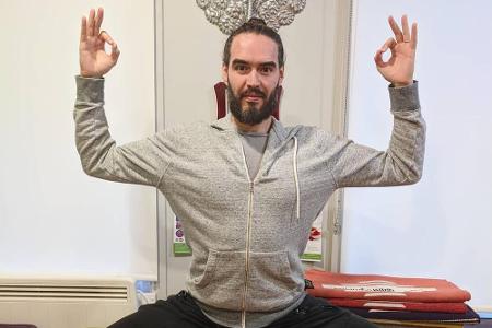 Der britische Komiker Russell Brand ist einer der wenigen männlichen Promis, die sich für Yoga begeistern.