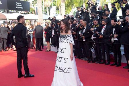 Der deutsche Filmstar Iris Berben (70) überraschte mit einer unkonventionellen Kreation auf dem roten Teppich in Cannes.