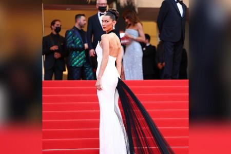 Einen bezaubernden Auftritt in Weiß und einem Hauch Schwarz legte US-Model Bella Hadid (24) auf dem roten Teppich hin.