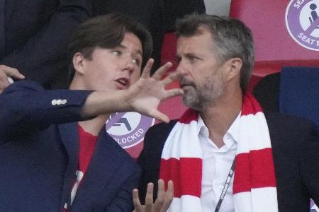 Prinz Christian (li.) mit Vater Kronprinz Frederik von Dänemark im Wembley-Stadion. Prinz Christian (li.) mit Vater Kronprinz Frederik von Dänemark im Wembley-Stadion.