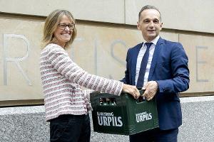 Nach EM-Niederlage: Heiko Maas begleicht Wettschulden mit Bierkasten