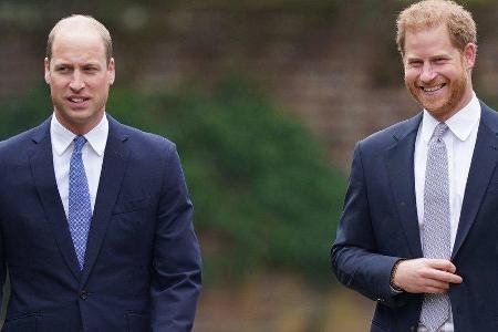 Prinz William (l.) und Bruder Harry am 1. Juli auf dem Gelände des Kensington-Palasts. Prinz William (l.) und Bruder Harry am 1. Juli auf dem Gelände des Kensington-Palasts.