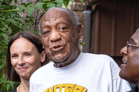 Bill Cosby (m.) nach seiner Entlassung aus dem Gefängnis Bill Cosby (m.) nach seiner Entlassung aus dem Gefängnis