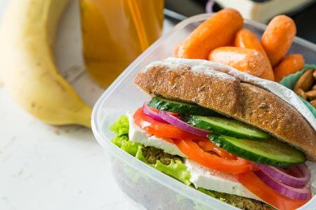 Eine ausgewogene Lunchbox sollte einen Mix aus Proteinen, Kohlenhydraten und gesunden Fetten enthalten.