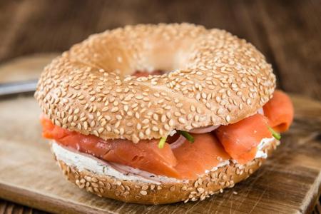 Ein Bagel schmeckt nicht nur hervorragend, sondern ist auch schnell zubereitet und macht lange satt. Belegen Sie ihn mit Fri...