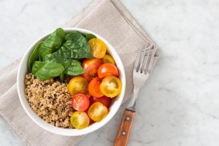 Wer zu Heißhungerattacken neigt, ist mit einem Quinoa-Salat gut beraten. Das Pseudogetreide ist reich an Eiweiß und Ballasts...