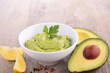 Ob als Dip oder Brotaufstrich: Avocado-Creme schmeckt lecker und ist reich an gesunden Fetten, Vitamin A und Biotin. Zerdrüc...