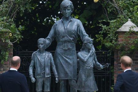 Prinz William (li.) und Prinz Harry vor der Diana-Statue. Prinz William (li.) und Prinz Harry vor der Diana-Statue.