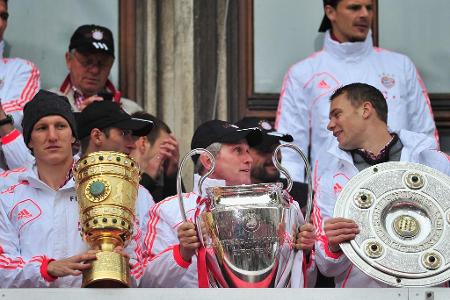 ...und nicht nur die: Unter Trainer Jupp Heynckes (M.) gewannen Schweinsteiger und Co. das historische Triple aus Meistersch...