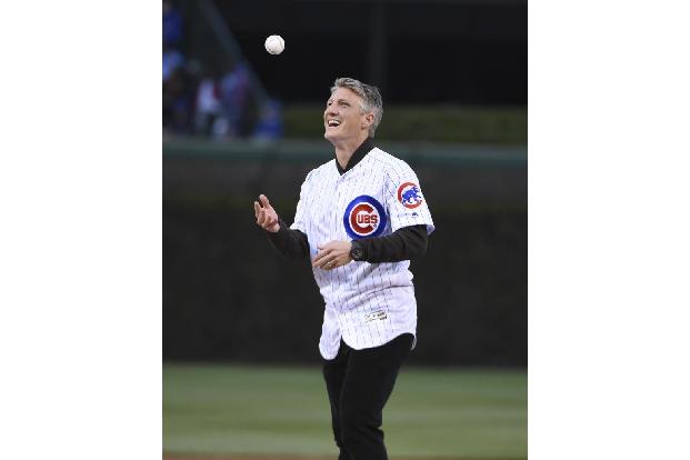 <p>Das Baseballteam der Stadt, die Chicago Cubs, luden Schweinsteiger zum zeremoniellen First Pitch ein. Das zeigt: Der Baye...