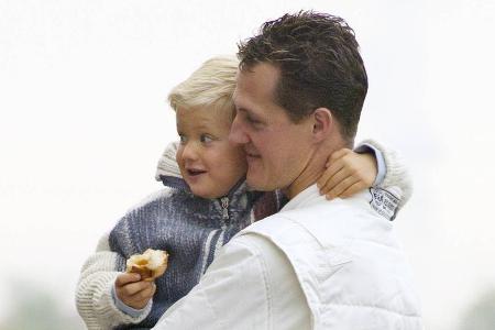 Schon in jungen Jahren darf er seinen weltberühmten Vater an der Rennstrecke sehen. So wie hier am Nürburgring im Jahr 2002.