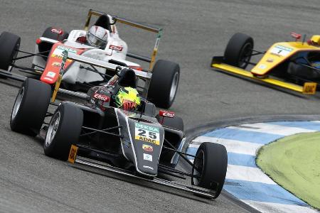 Nachdem er bis 2014 überwiegend noch im Kart saß, durfte Mick Schumacher ab Ende 2014 auch in die ersten Formel-Rennwagen ei...