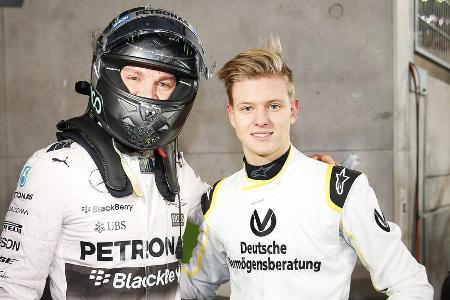 Hier posiert er 2015 mit dem einstigen Mercedes-Teamkollegen und späteren Weltmeister Nico Rosberg für einen Schnappschuss. ...