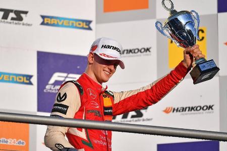 Im Jahr 2018 platzt der Knoten dann endgültig. In der Formel-3-Meisterschaft setzt sich Mick Schumacher die Krone auf, nachd...