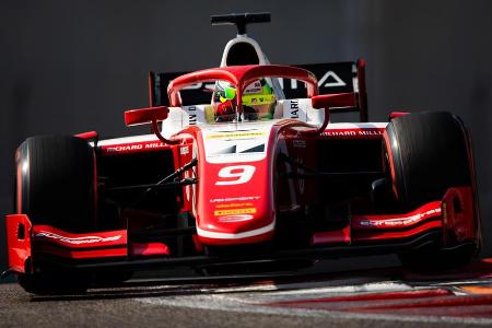 Nachdem es in der Formel 3 und Formel 4 noch europäisch blieb, ist der Youngster von nun an auf dem gesamten Erdball unterwe...