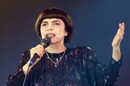 Schwarzes Kleid, Pagenfrisur, erhobene Hand: Mireille Mathieu steht noch auf der Bühne wie vor 50 Jahren. Schwarzes Kleid, Pagenfrisur, erhobene Hand: Mireille Mathieu steht noch auf der Bühne wie vor 50 Jahren.