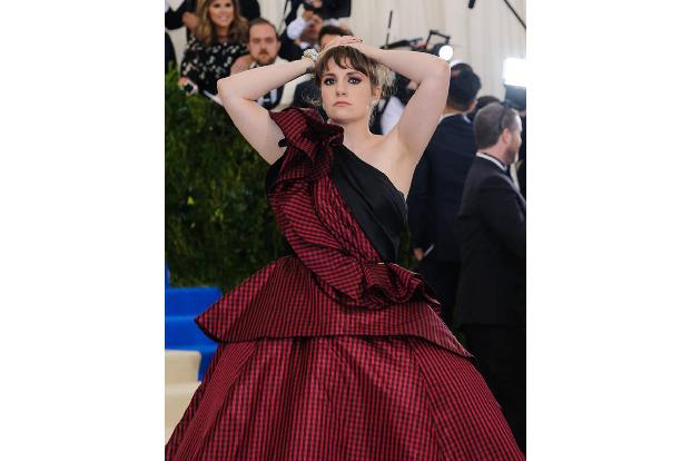 ...Lena Dunham einstecken, als sie den Autoren ihrer Show 'Girls', Murray Miller, nach Vorwürfen des sexuellen Missbrauch ve...