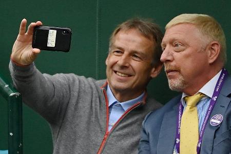 Jürgen Klinsmann (li.) hielt den besonderen Moment mit Boris Becker fest.