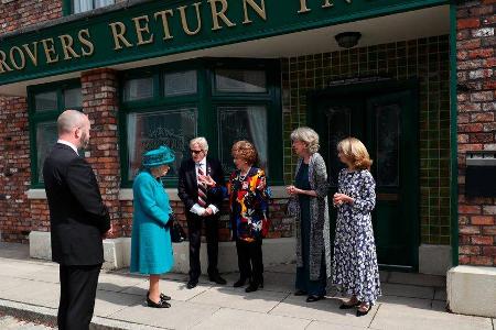 Queen Elizabeth II. traf bei ihrem Set-Besuch auch auf Darsteller der Soap 