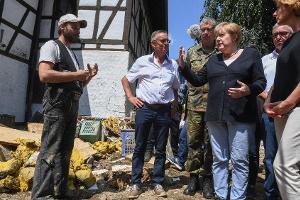 Angela Merkel nach Flutkatastrophe: "Wir stehen an Ihrer Seite"