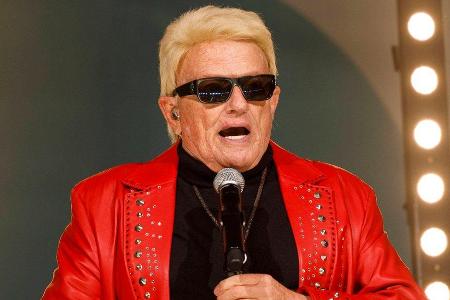 Sänger Heino denkt an die vielen zerstörten Existenzen in seiner Heimatstadt Bad Münstereifel. Sänger Heino denkt an die vielen zerstörten Existenzen in seiner Heimatstadt Bad Münstereifel.