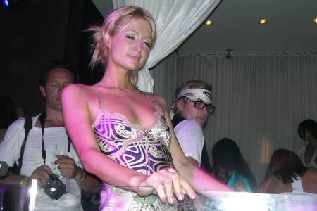 ...von Paris Hilton ist bekanntlich: Party, Party, Party – und aus allem Geld machen. Das It-Girl jettet als DJane um die We...