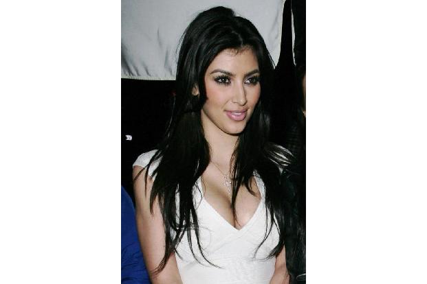 ...das kann eine Kim Kardashian schon lange. 2012 wagte sie sich zum ersten Mal vor eine feiernde Partymeute. Seitdem legt d...
