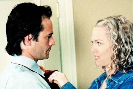In der finalen Staffel kehrte Bad Boy Dylan McKay (Luke Perry) zurück und eroberte das Herz von Kelly im Sturm zurück. Sie b...