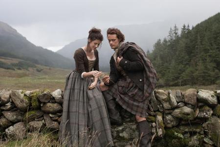 Die Liebe von Claire (Caitriona Balfe) und Jamie (Sam Heughan) begeisterte erst die Leser der Highland-Saga von Diana Gabald...