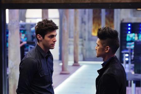 Bei den Teen Choice Awards 2018 wurde die Liebe zwischen Alec Lightwood (l., Matthew Daddario) und Magnus Bane (Harry Shum J...