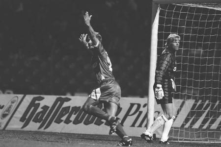 Der Klassiker unter den Pokalpatzern geht auf den FC Bayern zurück: Durch ein Tor des Landwirts Roland Stein siegen die Amat...