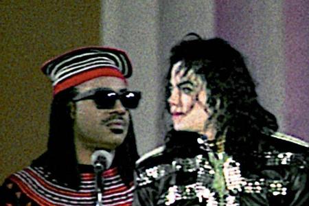 Stevie Wonder und Michael Jackson, hier bei einem gemeinsamen Auftritt zur Amtseinführung von US-Präsident Bill Clinton im J... Stevie Wonder und Michael Jackson, hier bei einem gemeinsamen Auftritt zur Amtseinführung von US-Präsident Bill Clinton im J...