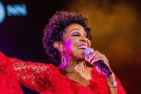 Mit vier Jahren übertönte Gladys Knight (*1944) die anderen Stimmen in ihrem Kirchenchor in Atlanta. Mit acht gründete die 