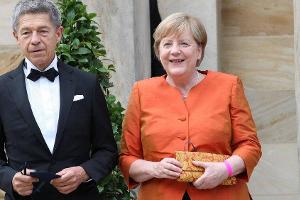 Angela Merkel kam in Orange zu den Bayreuther Festspielen