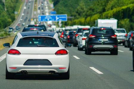 In den Sommerferien fahren viele mit dem Auto in den Urlaub - das ist auf den Straßen bemerkbar.