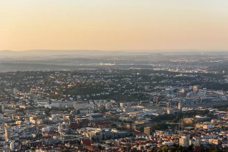 Platz 4 Stuttgart: Wer die Daimler- und Porschemanufakturen quasi vor der Haustür hat, fährt fast zwangsläufig gerne Auto. D...