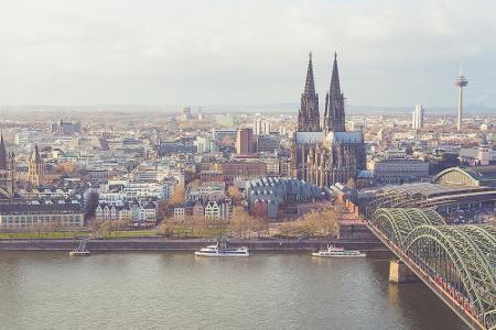 Platz 3 Köln: Hier sind nicht nur zum Karneval die Straßen proppenvoll! 45,9 Stunden dauert es über das Jahr gerechnet länge...