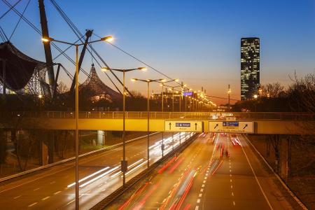 Platz 1 München: ...Bayerns Hauptstadt. Die Hauptverkehrsachse - der Mittlere Ring - ist vor allem während des Berufsverkehr...