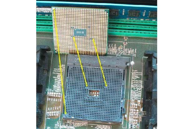 Bei einem PC sitzt der Prozessor meist in einem Sockel auf der Hautplatine und lässt sich bei Bedarf austauschen.