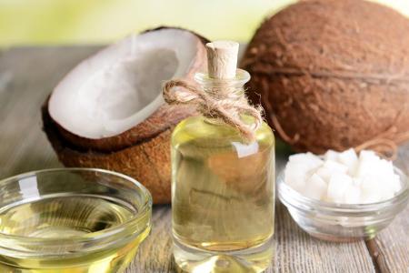 Eine ähnliche Wirkung hat Kokosöl. Das vorhandene Vitamin E verringert zudem Entzündungen. Hierfür etwas Kokosöl in den Händ...