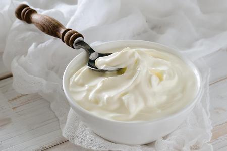 Auch Joghurt und Quark tragen zur schnellen Kühlung und Schmerzlinderung bei. Einfach Speisequark oder Naturjoghurt großzügi...