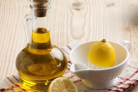 Zitronen- oder Limettensaft entspannt die Haut besonders. Um die Flüssigkeit gut auftragen zu können, sollte sie mit Olivenö...