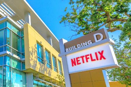 Ein Gebäude des Netflix-Hauptquartiers in Los Gatos Kalifornien.